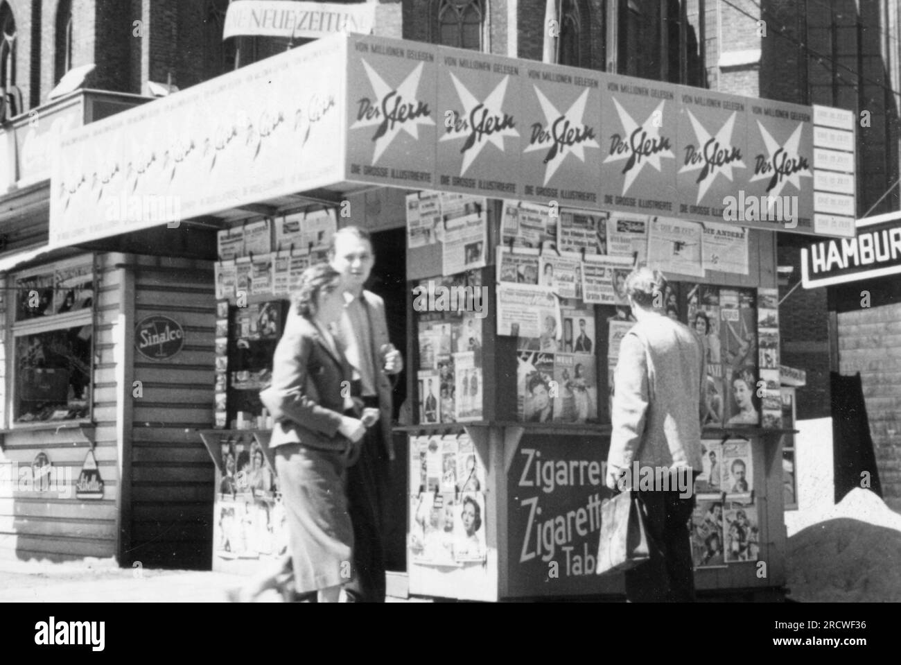 Commerce, magasins, kiosque à journaux, à l'église Saint Petri, Hambourg, début des années 1950, INFORMATIONS-AUTORISATION-DROITS-SUPPLÉMENTAIRES-NON-DISPONIBLES Banque D'Images