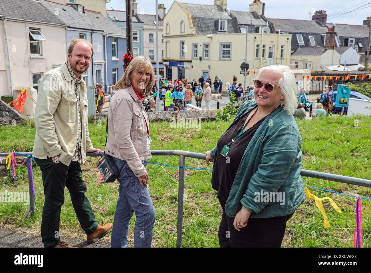 Trois conseillers municipaux locaux à Blockhouse Park lors de la foire de Stoke en juillet et de Funday. Tom Briars-Delve, Sally Creswell et Jemima Lang avec le Dartmoor Banque D'Images