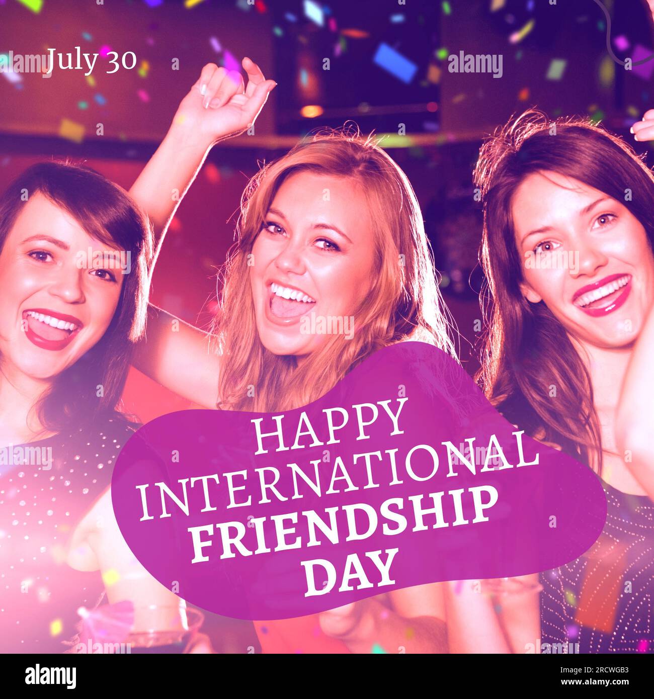 Texte heureux de la journée internationale de l'amitié sur les heureuses amies caucasiennes dansant à la fête Banque D'Images