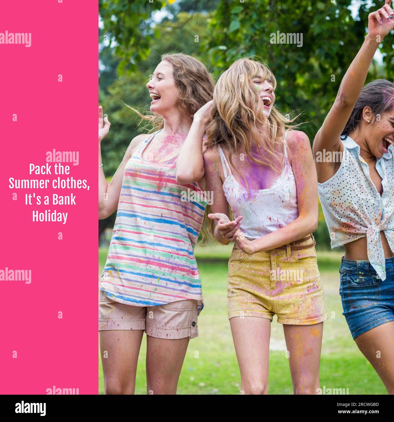 Emballez les vêtements d'été, c'est un texte de jour férié avec diverses amies féminines célébrant dans le parc Banque D'Images