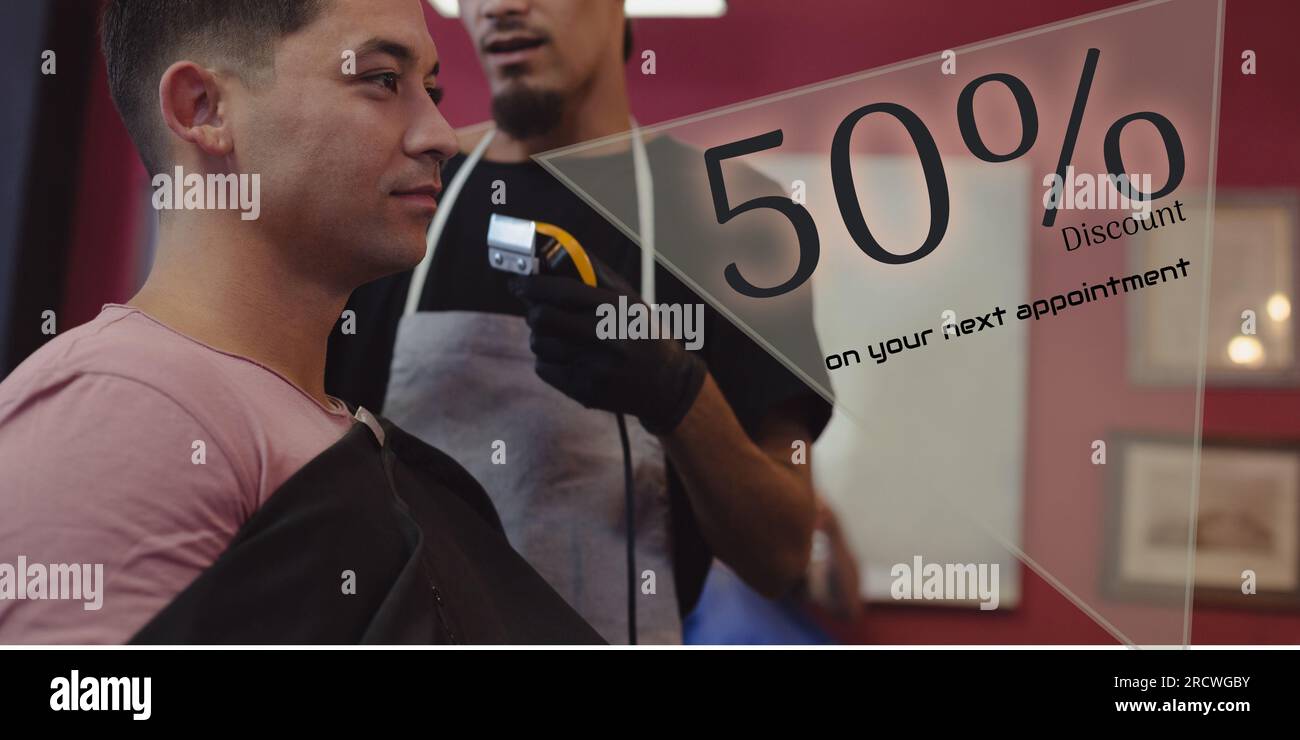 texte de réduction de 50 % avec un client masculin heureux et une tête de rasage pour coiffeur masculin Banque D'Images