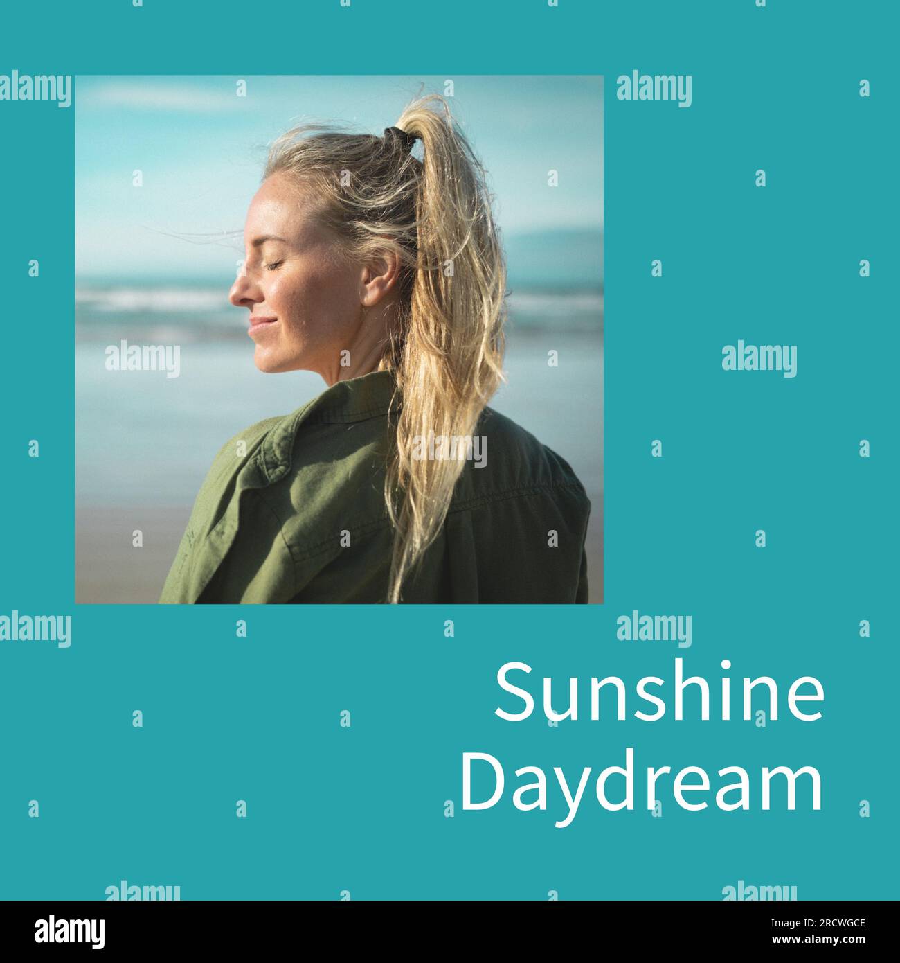 Sunshine Daydream texte sur bleu avec femme caucasienne heureuse souriant au soleil avec les yeux fermés par la mer Banque D'Images