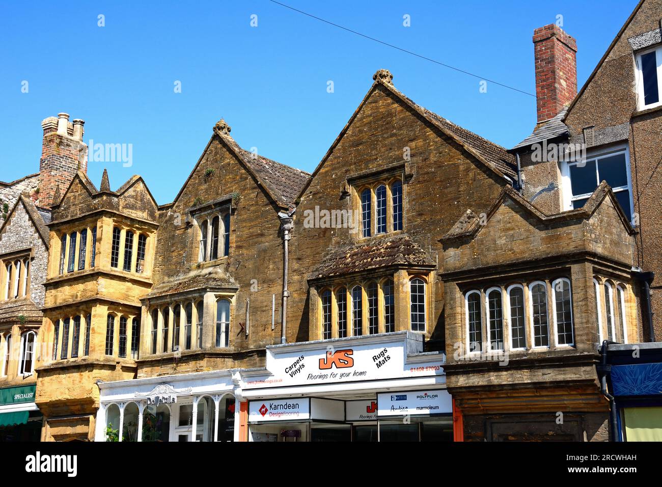 Vue de Manor court House avec des magasins ci-dessous le long de Fore Street, Chard, Somerset, Royaume-Uni, Europe. Banque D'Images
