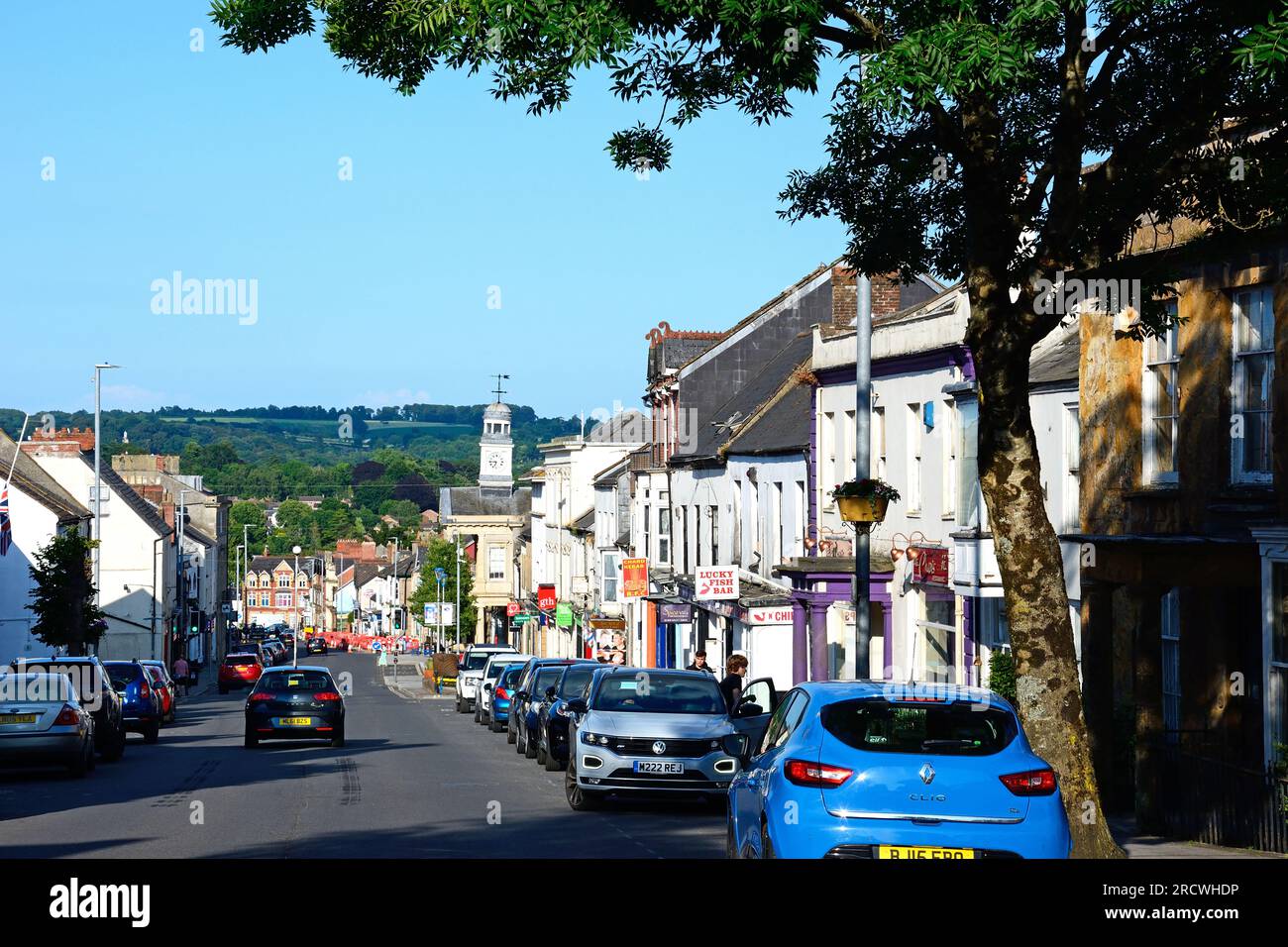 Vue le long de Fore Street vers le Guildhall et la campagne, Chard, Somerset, Royaume-Uni, Europe. Banque D'Images