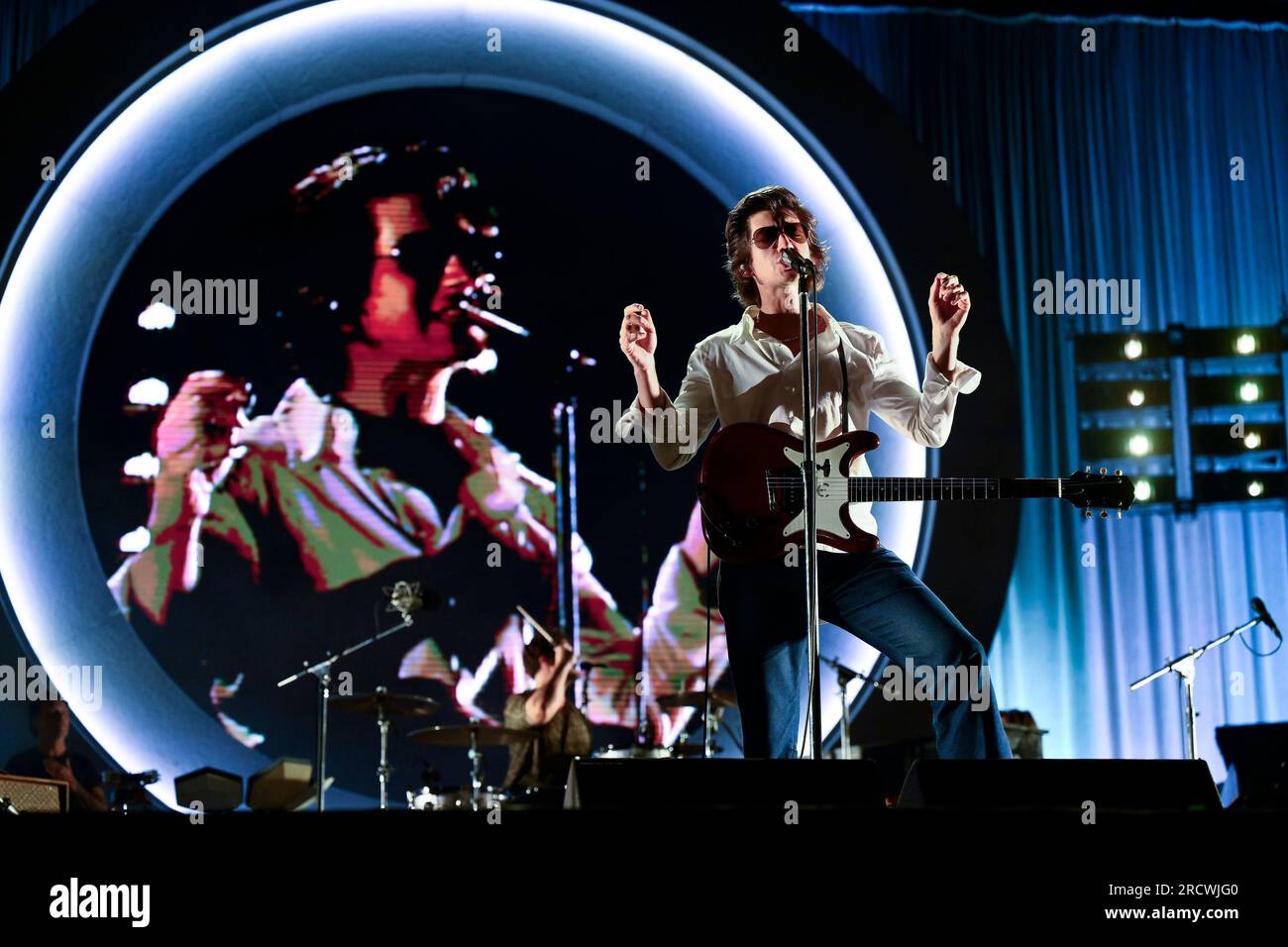 Roma, Italie. 16 juillet 2023. Alex Turner de Arctic Monkeys lors de la tournée européenne 2023 Rock in Roma 2023, à Ippodromo delle Capannelle, le 16 juillet 2023 Rome, Italie (photo de Domenico Cippitelli/NurPhoto) crédit : NurPhoto SRL/Alamy Live News Banque D'Images Roma, Italie. 16 juillet 2023. Alex Turner de Arctic Monkeys lors de la tournée européenne 2023 Rock in Roma 2023, à Ippodromo delle Capannelle, le 16 juillet 2023 Rome, Italie (photo de Domenico Cippitelli/NurPhoto) crédit : NurPhoto SRL/Alamy Live News Banque D'Images