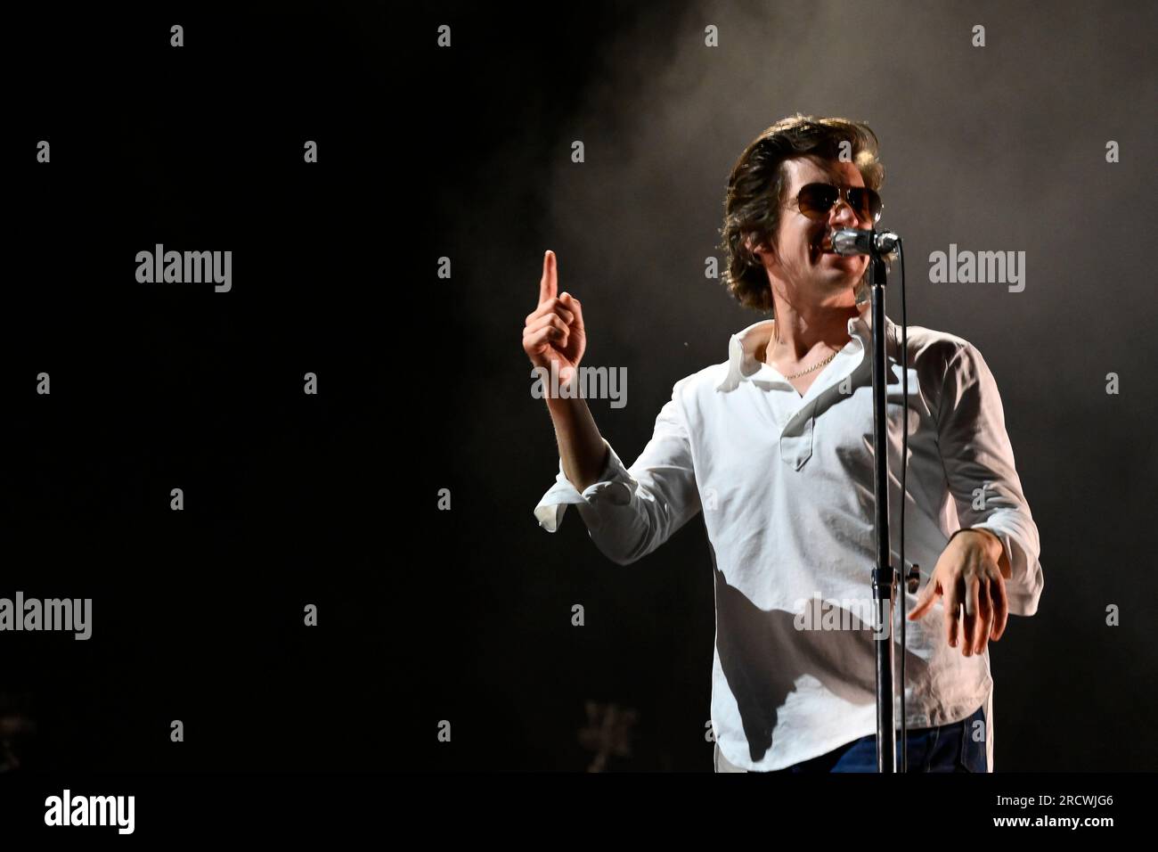 Roma, Italie. 16 juillet 2023. Alex Turner de Arctic Monkeys lors de la tournée européenne 2023 Rock in Roma 2023, à Ippodromo delle Capannelle, le 16 juillet 2023 Rome, Italie (photo de Domenico Cippitelli/NurPhoto) crédit : NurPhoto SRL/Alamy Live News Banque D'Images Roma, Italie. 16 juillet 2023. Alex Turner de Arctic Monkeys lors de la tournée européenne 2023 Rock in Roma 2023, à Ippodromo delle Capannelle, le 16 juillet 2023 Rome, Italie (photo de Domenico Cippitelli/NurPhoto) crédit : NurPhoto SRL/Alamy Live News Banque D'Images
