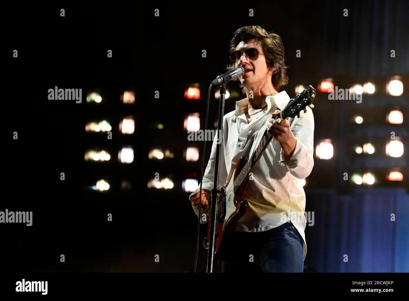 Roma, Italie. 16 juillet 2023. Alex Turner de Arctic Monkeys lors de la tournée européenne 2023 Rock in Roma 2023, à Ippodromo delle Capannelle, le 16 juillet 2023 Rome, Italie (photo de Domenico Cippitelli/NurPhoto) crédit : NurPhoto SRL/Alamy Live News Banque D'Images Roma, Italie. 16 juillet 2023. Alex Turner de Arctic Monkeys lors de la tournée européenne 2023 Rock in Roma 2023, à Ippodromo delle Capannelle, le 16 juillet 2023 Rome, Italie (photo de Domenico Cippitelli/NurPhoto) crédit : NurPhoto SRL/Alamy Live News Banque D'Images