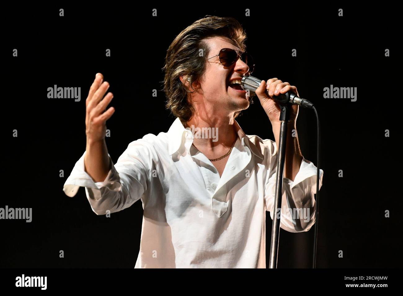 Roma, Italie. 16 juillet 2023. Alex Turner de Arctic Monkeys lors de la tournée européenne 2023 Rock in Roma 2023, à Ippodromo delle Capannelle, le 16 juillet 2023 Rome, Italie (photo de Domenico Cippitelli/NurPhoto) crédit : NurPhoto SRL/Alamy Live News Banque D'Images Roma, Italie. 16 juillet 2023. Alex Turner de Arctic Monkeys lors de la tournée européenne 2023 Rock in Roma 2023, à Ippodromo delle Capannelle, le 16 juillet 2023 Rome, Italie (photo de Domenico Cippitelli/NurPhoto) crédit : NurPhoto SRL/Alamy Live News Banque D'Images
