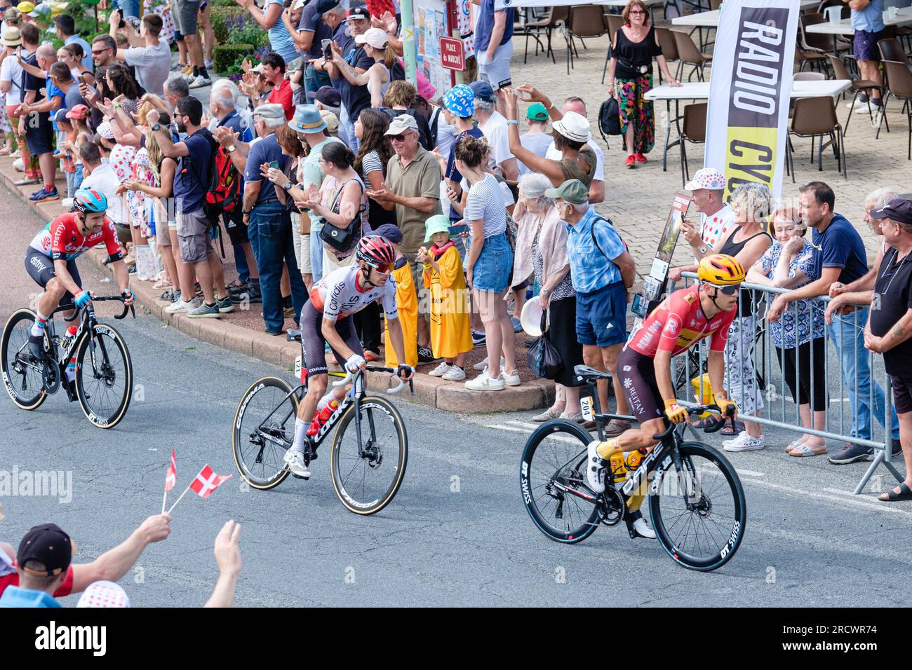 France, Lamure sur Azergues, 2023-07-13. Le peloton du Tour de France traverse le village sur l'étape 12. Banque D'Images