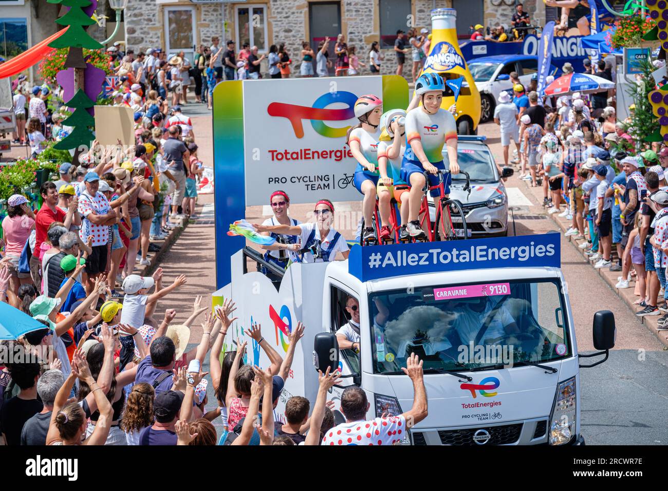 France, Lamure sur Azergues, 2023-07-13. La caravane publicitaire du Tour de France traverse le village avant l'arrivée des coureurs sur l'étape 12. Banque D'Images