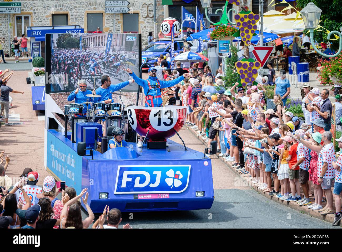 France, Lamure sur Azergues, 2023-07-13. La caravane publicitaire du Tour de France traverse le village avant l'arrivée des coureurs sur l'étape 12. Banque D'Images