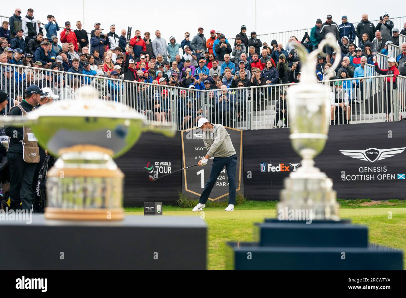 Scottie Scheffler joue entre la Genesis Scottish Open Cup et le Claret Jug au premier tee au Renaissance Club à North Berwick. Banque D'Images