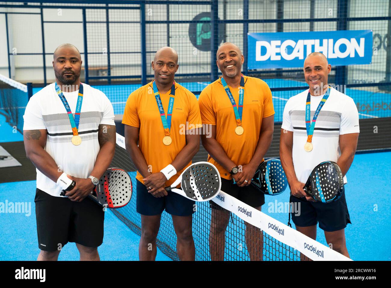 USAGE ÉDITORIAL UNIQUEMENT (G-D) l'équipe britannique de relais 4x100m, gagnante de l'or olympique 2004, Mark Lewis-Francis, Marlon Devonish, Darren Campbell et Jason Gardener soutiennent la campagne du détaillant de sport Decathlon visant à faire découvrir le Padel, considéré comme l'un des sports les plus dynamiques au Royaume-Uni. Date de parution : lundi 17 juillet 2023. Banque D'Images