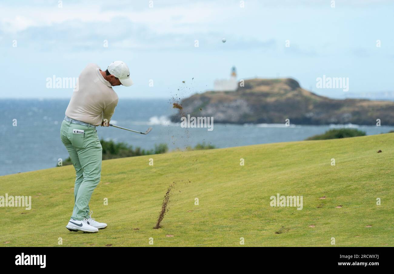 Rory McIlroy joue au 13e trou lors du Genesis Scottish Open 2023 au Renaissance Club à North Berwick, en Écosse Banque D'Images