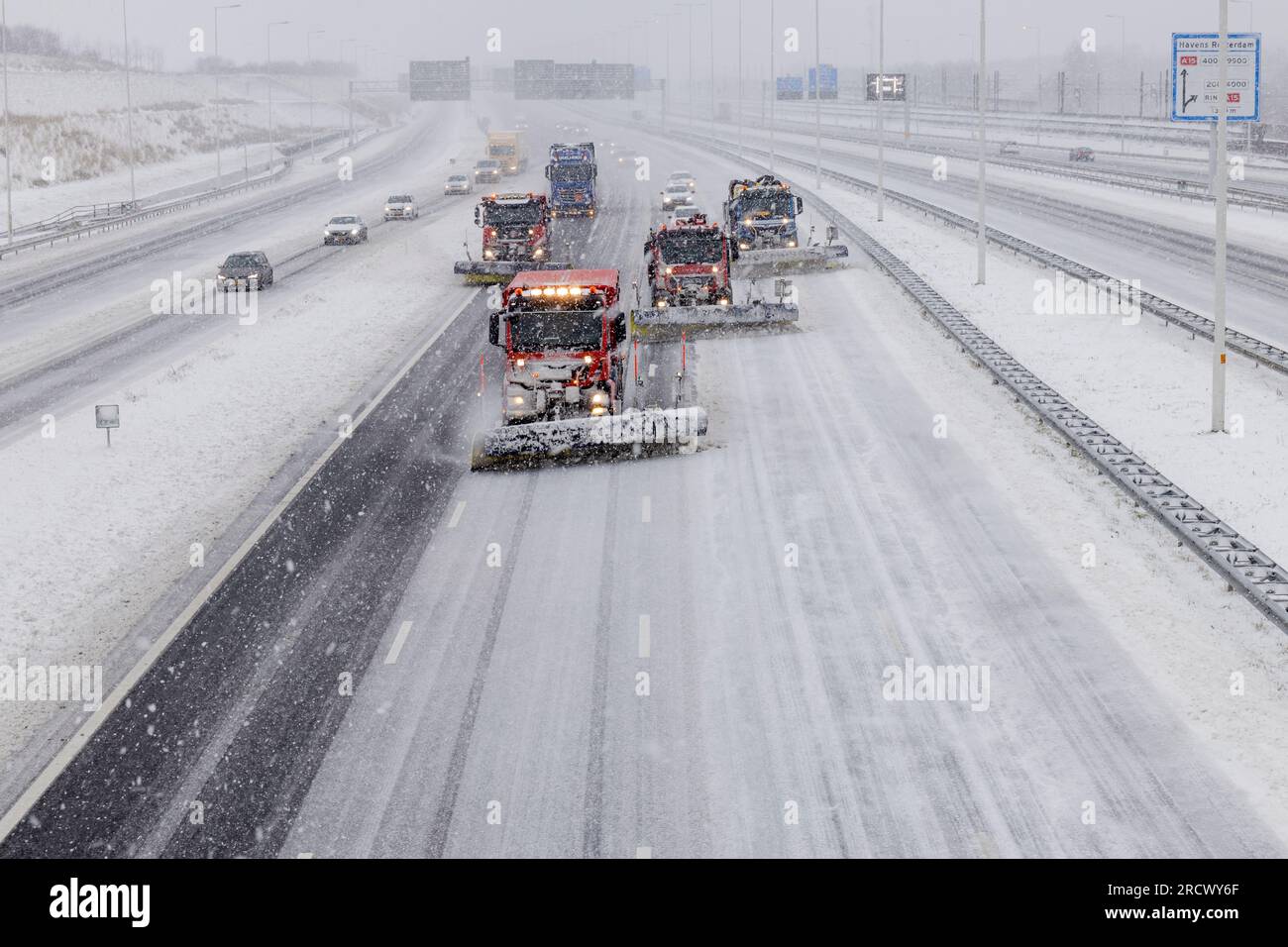 Rotterdam, pays-Bas - 2021-02-07 : chasse-neige déblayant la route de Rotterdam pendant les conditions hivernales de neige Banque D'Images