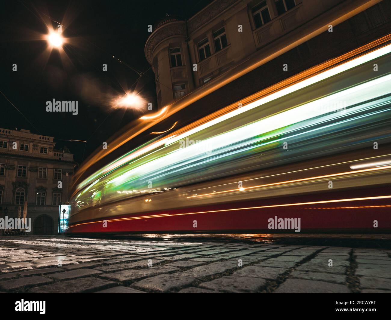 tram en mouvement sur la rue de la ville la nuit Banque D'Images