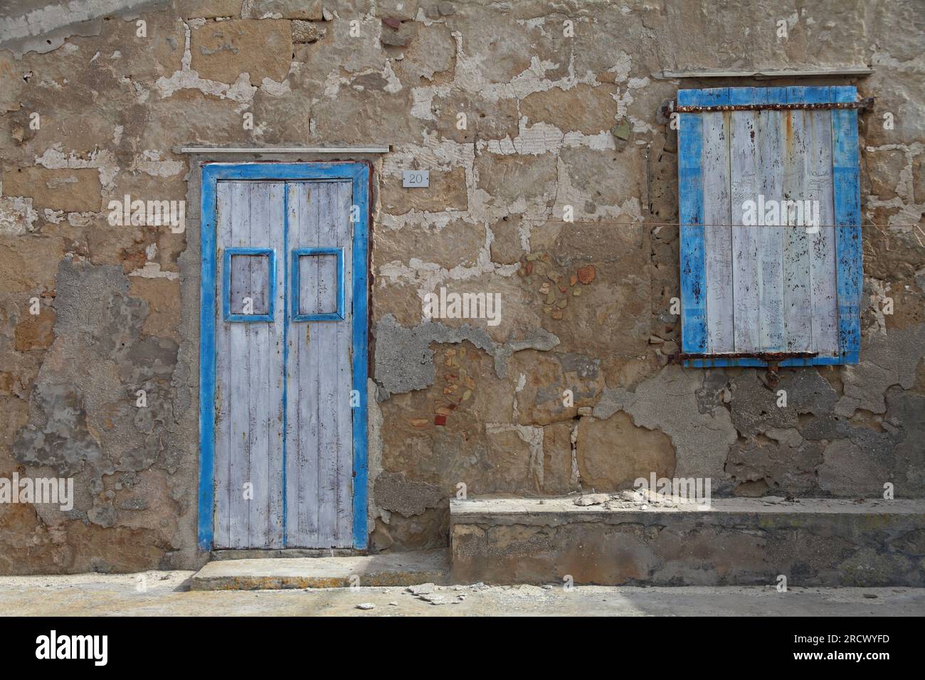 Porte et volets peints, village de pêcheurs de Marzamemi, Syracuse, sud-est de la Sicile, Italie Banque D'Images