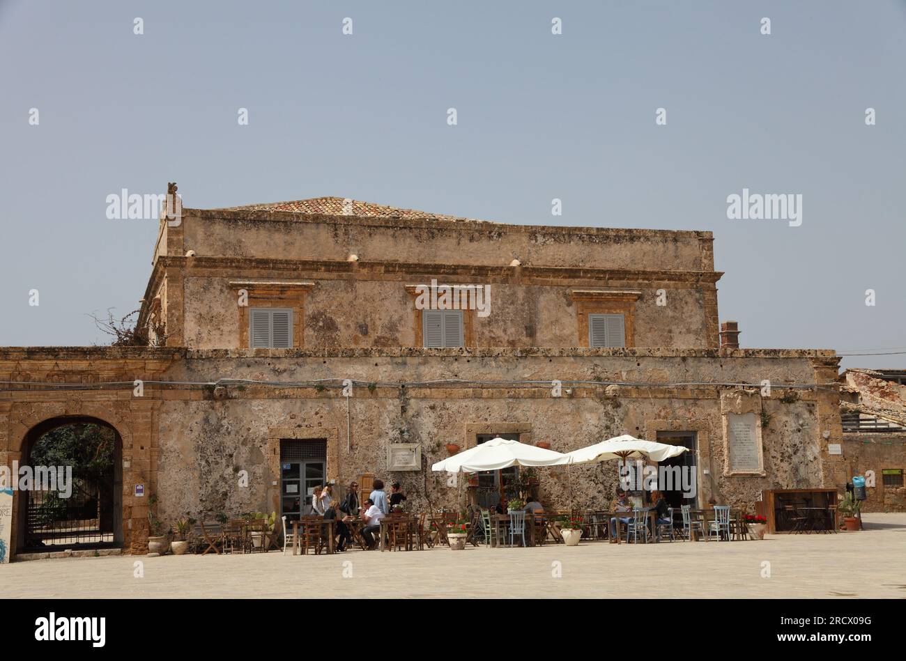 L'ancien Palazzo di Villadorata dans le village de pêcheurs de Marzamemi, Syracuse, sud-est de la Sicile, Italie Banque D'Images