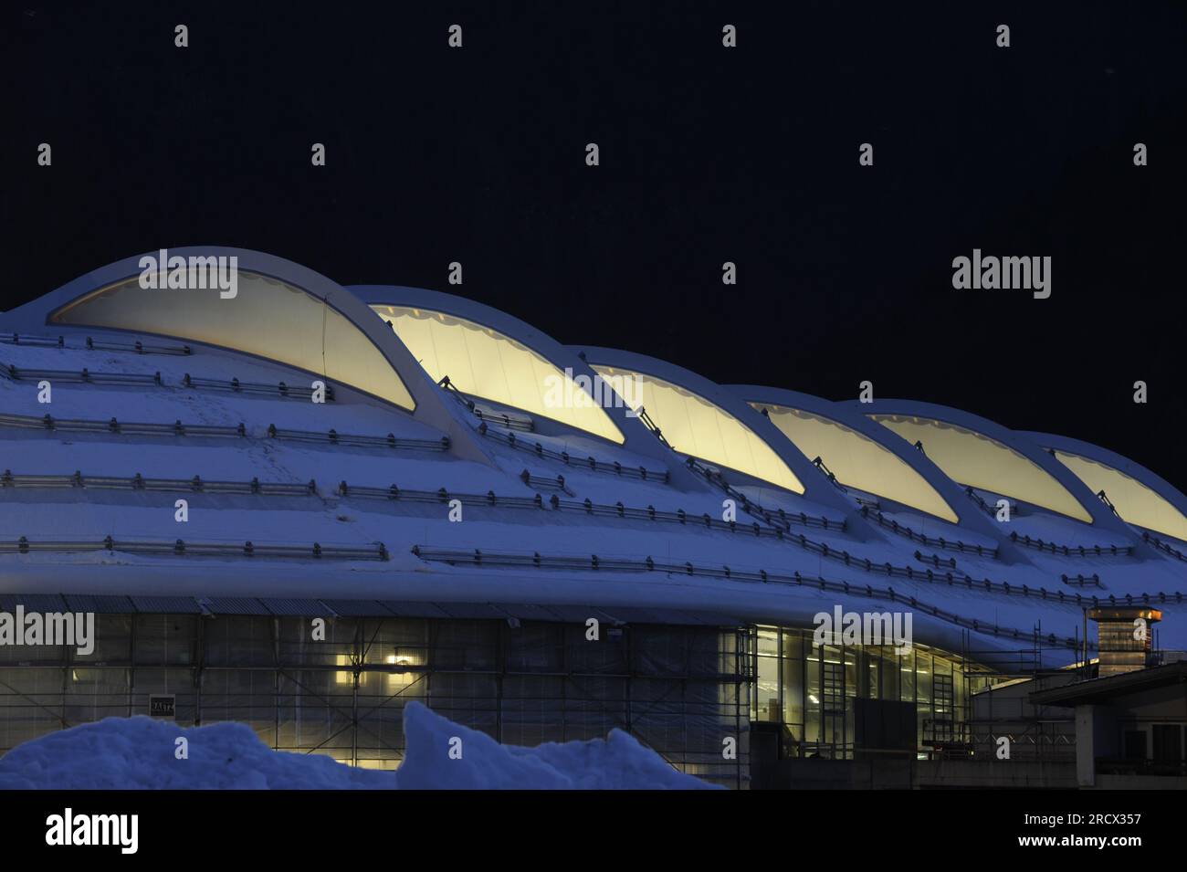 Nachtaufnahme der neuen Eisschnellaufhalle à Inzell. Der erste Wettkampfhöhepunkt in der neuen Halle werden vom 10. bis 13. März 2011 die Essent ISU Eisschnelllauf Weltmeisterschaften über die Einzelstrecken sein. Banque D'Images