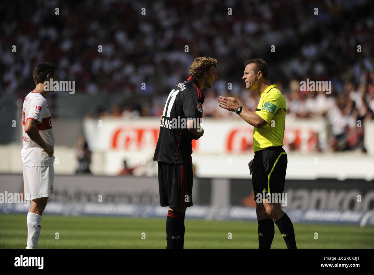 Stefan Kießling im Gespräch mit Schiedsrichter Peter Gagelmann Fußball Bundesliga VFB Stuttgart - Bayer 04 Leverkusen 0:1 am 20.8.2011 Banque D'Images