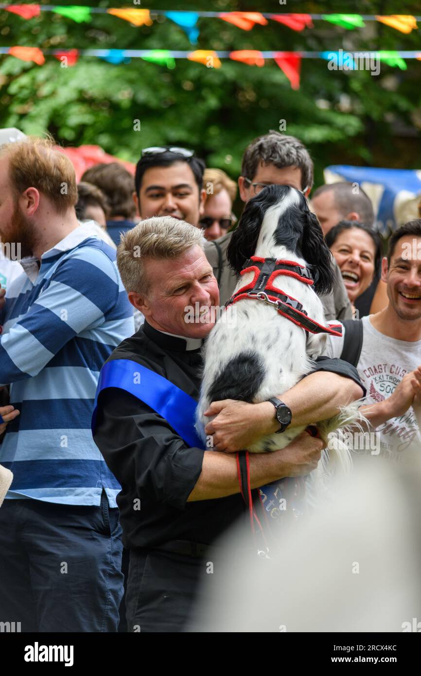 Londres, Royaume-Uni, le 16 juillet 2023, la Soho Society présente la 48e Fête du village de Soho. Un événement gratuit au cœur de Soho, aux jardins de St Anne, rue Wardour. Divertissement, course de serveurs, Tug of War, musique, spectacle de chiens et courses d'escargots. Photo : The Soho Dog Show, Andrew Lalchan Photography/Alamy Live News Banque D'Images