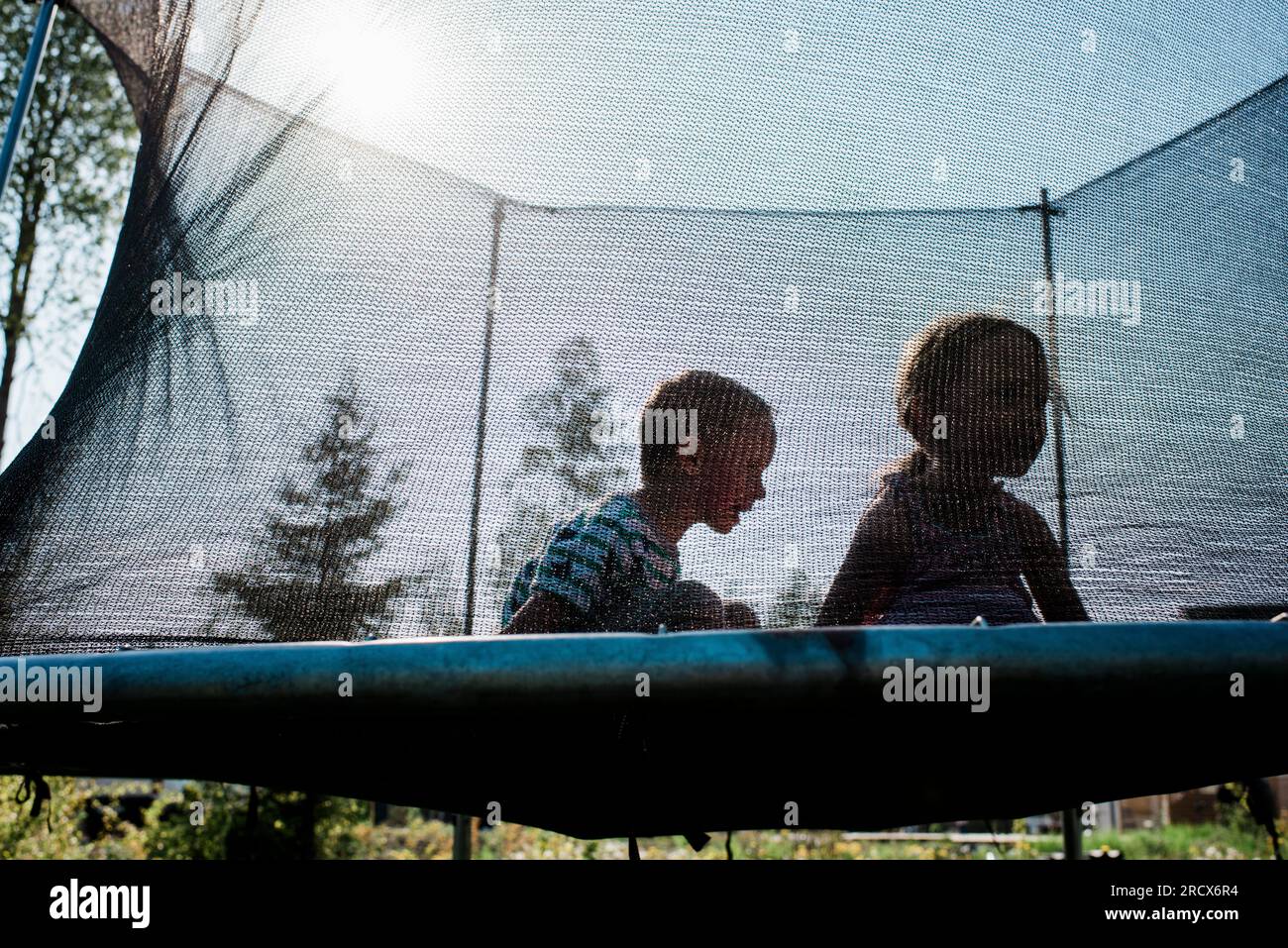 deux enfants jouant sur un trampoline en s'amusant Banque D'Images