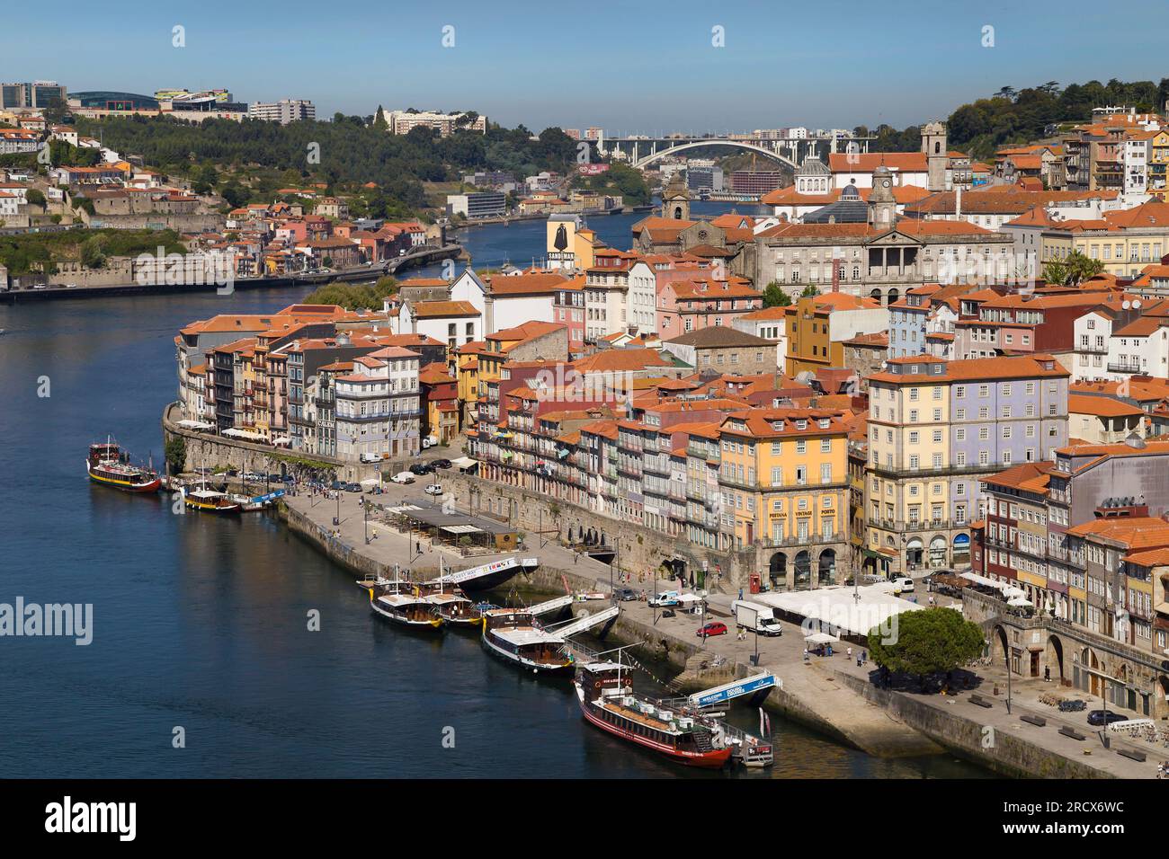 Porto, Portugal - 24 août 2020 : quartier de Ribeira et pont Arrabida du haut du pont Dom Luis I, Porto, Portugal. Banque D'Images