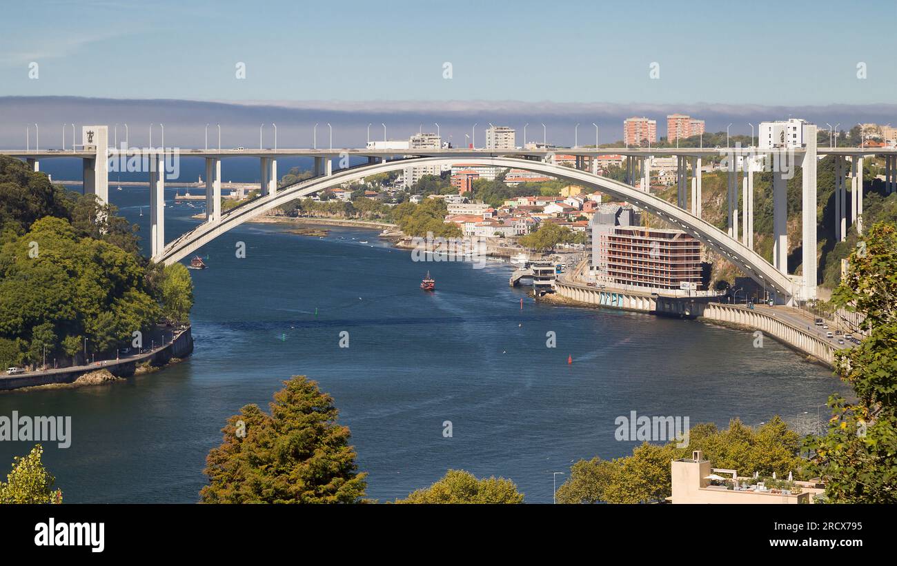 Pont Arrabida sur le fleuve Douro entre Porto et Vila Nova de Gaia, Portugal. Banque D'Images