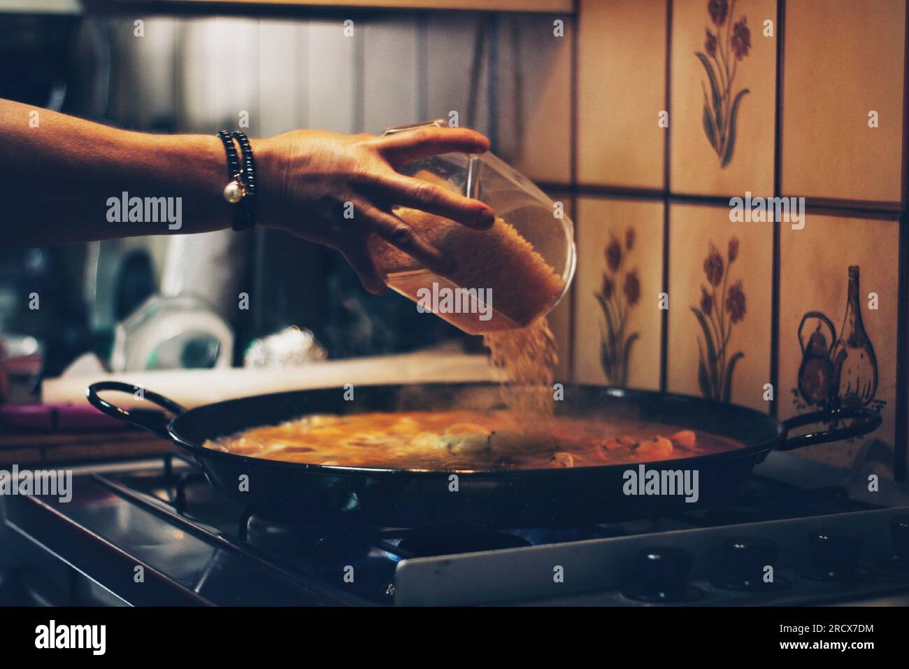 Cuisiner la paella espagnole à la maison. Banque D'Images