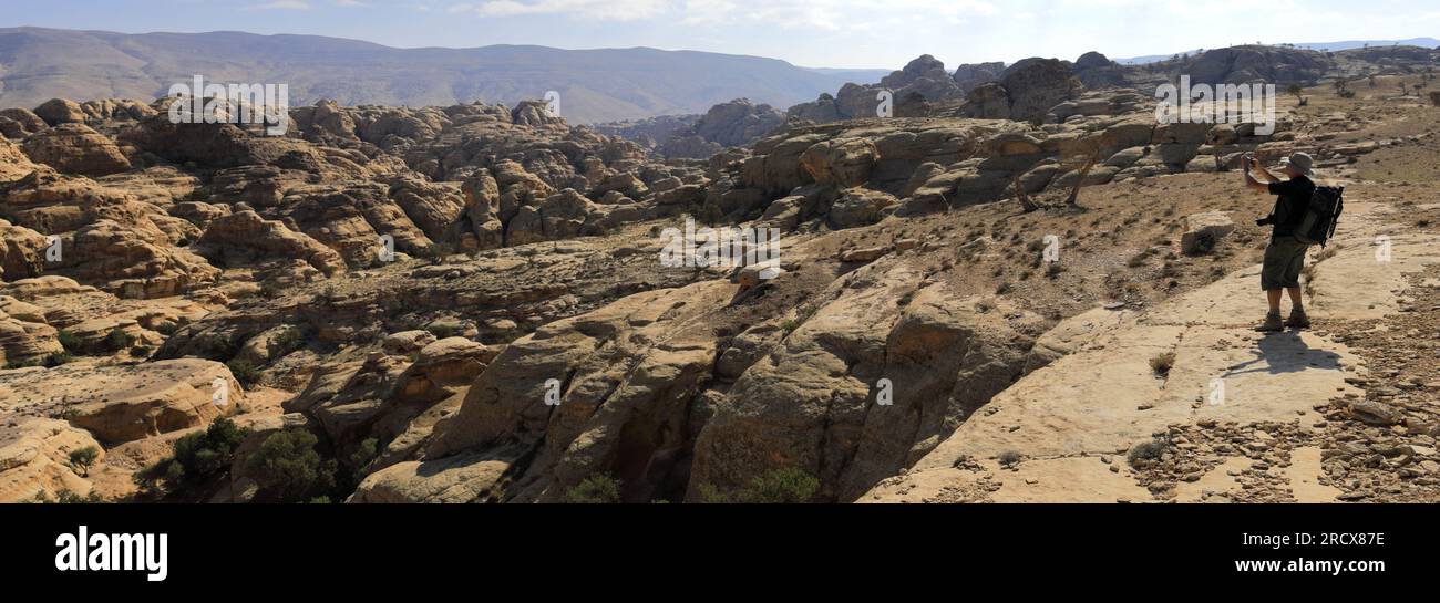 Promeneurs dans le Wadi al-Aghlat avant Little Petra, Jordanie, Moyen-Orient Banque D'Images