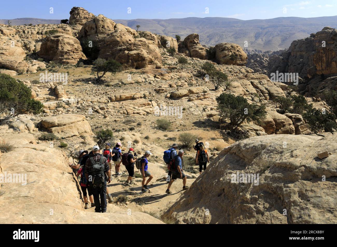 Promeneurs dans le Wadi al-Aghlat avant Little Petra, Jordanie, Moyen-Orient Banque D'Images