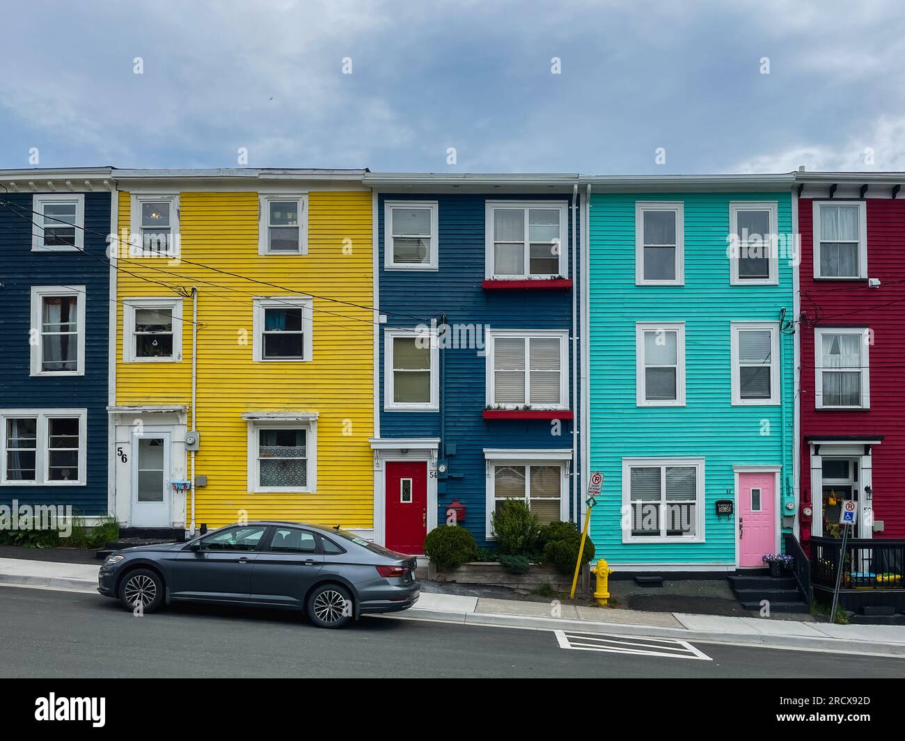 Rue des maisons en rangée colorées à St. John's, Terre-Neuve, Canada. Banque D'Images