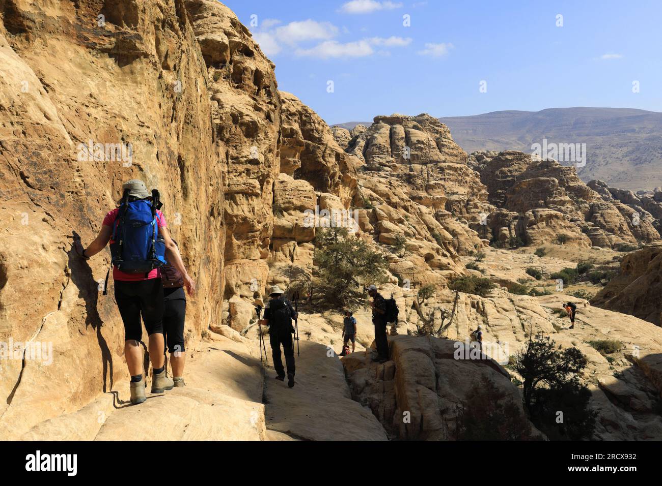 Promeneurs dans le Wadi al-Aghlat avant Little Petra, Jordanie, Moyen-Orient Banque D'Images