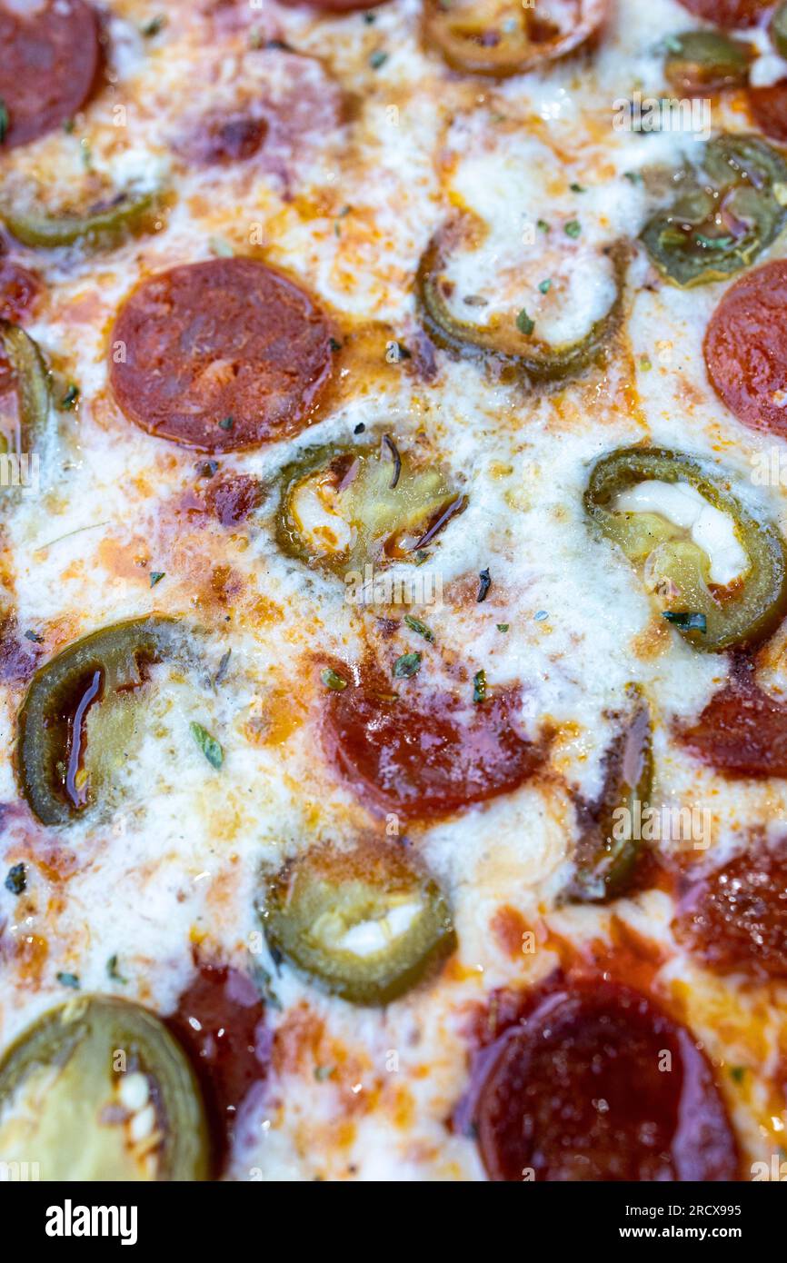Gros plan d'une pizza mexicaine avec pepperoni, jalapenos et mozzarella. vue macro Banque D'Images