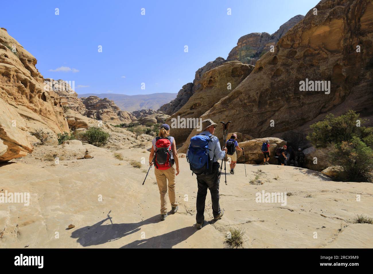 Promeneurs dans le Wadi al-Aghlat avant Little Petra, Jordanie, Moyen-Orient Banque D'Images