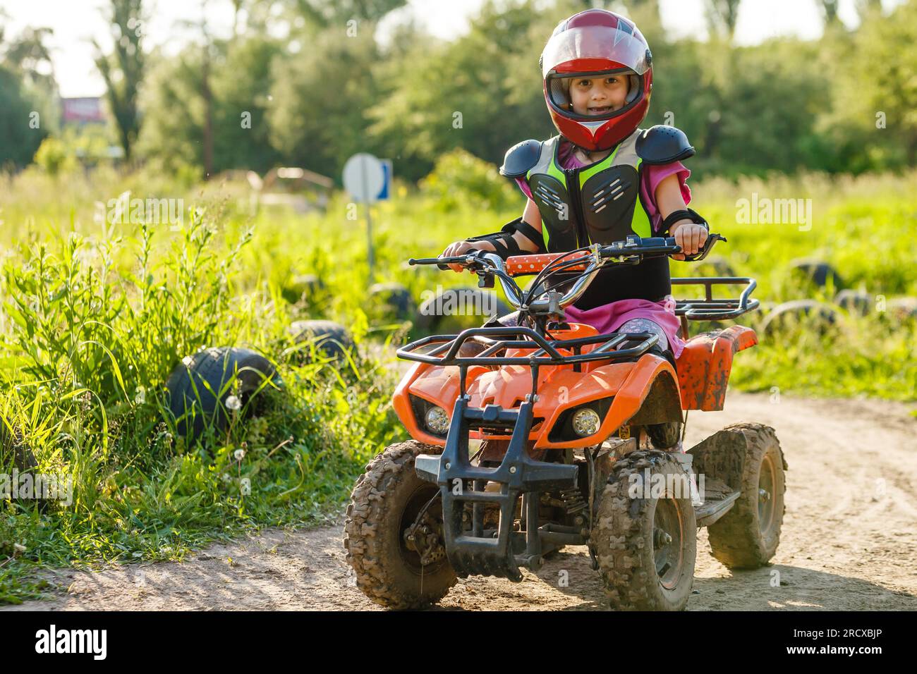 La petite fille en vetements de protection. Voiture electrique quad electrique pour les enfants popularise la technologie verte Photo Stock Alamy