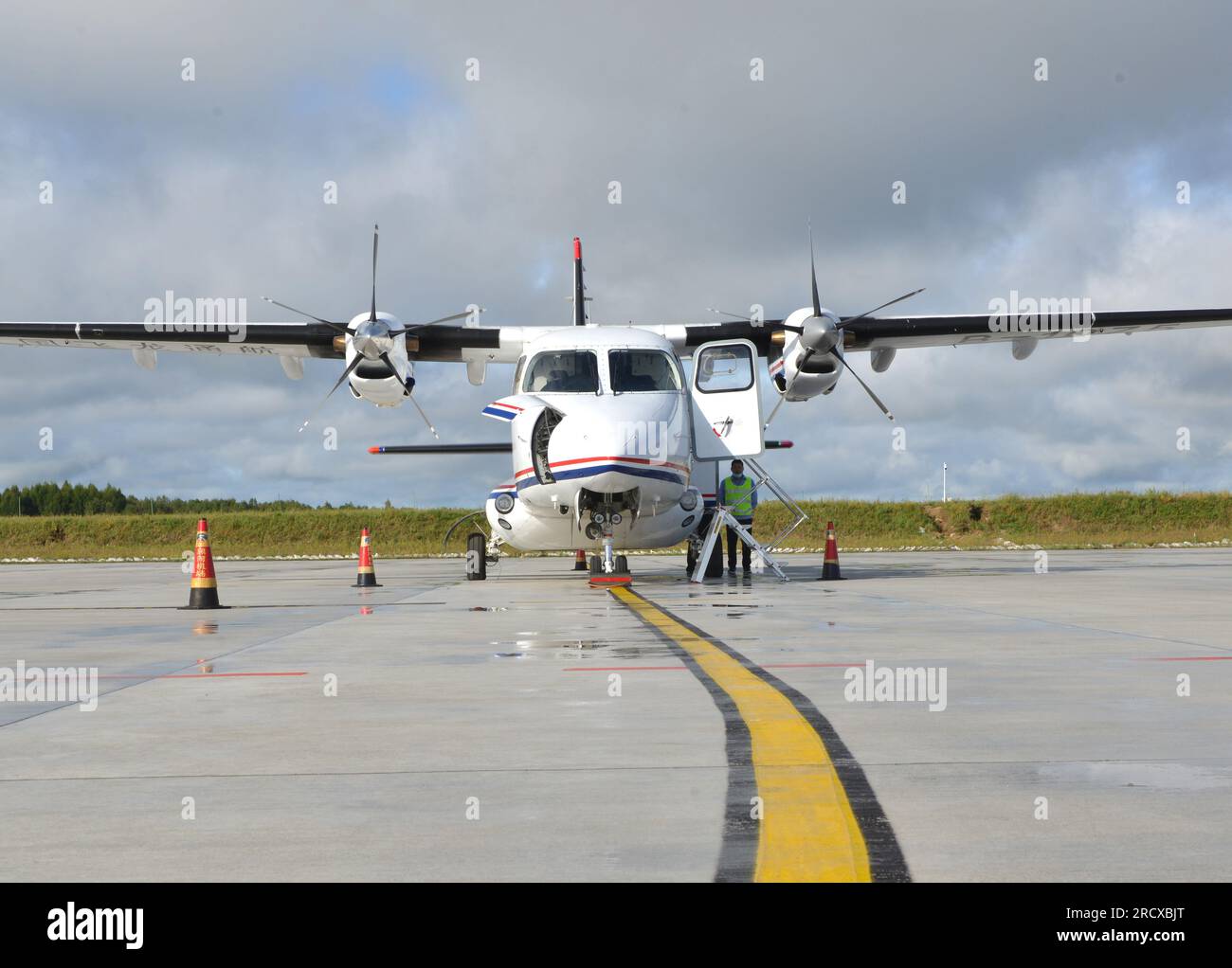 (230717) -- HEIHE, 17 juillet 2023 (Xinhua) -- cette photo prise le 1 septembre 2020 montre un avion Y12F à l'aéroport de Heihe, dans la province du Heilongjiang, au nord-est de la Chine. L'avion Y12F d'origine chinoise a reçu le certificat de type de l'Agence de sécurité aérienne de l'Union européenne (EASA), selon l'Aviation Industry Corporation of China (AVIC). L'avion développé en Chine obtenant le certificat de type de l'EASA marque une percée, a déclaré l'AVIC, le principal constructeur aéronautique chinois. POUR ALLER AVEC « l'avion chinois Y12F reçoit un certificat de type de l'EASA » (AVIC/document via Xinhua) Banque D'Images