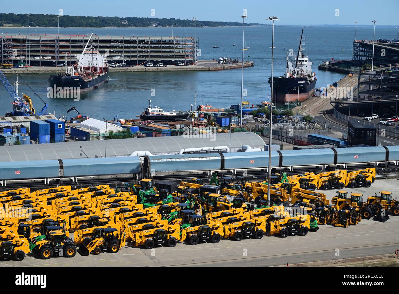 Pétroliers les pétroliers Whitonia et Whitchampion à Southampton docks, avec un train porte-voitures et des JCB jaunes au premier plan. Banque D'Images