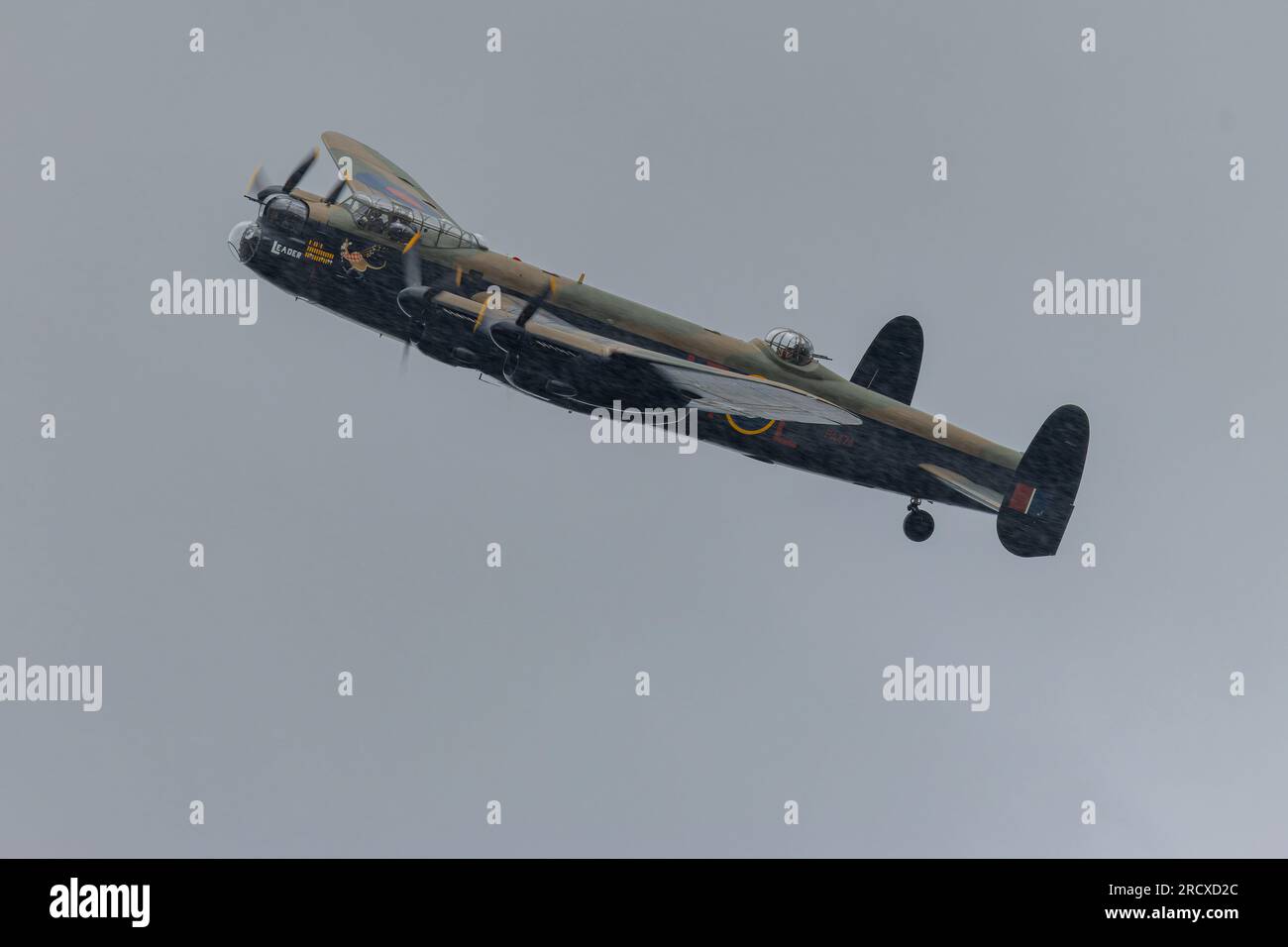 L'Avro Lancaster Bomber RAF FAIRFORD, ANGLETERRE DANS des images DE COURSE DE COEUR capturées hier dimanche 16 juillet montrent des avions de la Seconde Guerre mondiale et des fighte britanniques plus modernes Banque D'Images