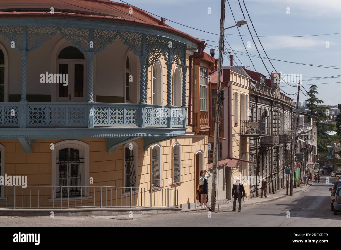 Tbilissi, Géorgie - 29 avril 2019 : vue sur la rue Old Tbilissi avec balcons traditionnels en bois des maisons résidentielles olf, les gens ordinaires marchent la rue Banque D'Images