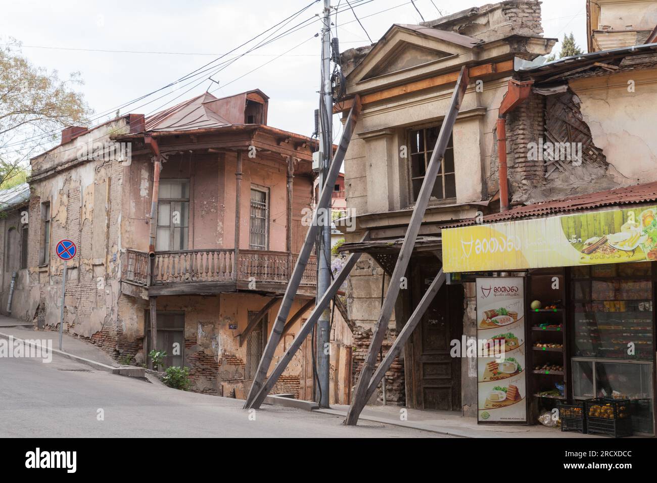 Tbilissi, Géorgie - 29 avril 2019 : vue sur la rue Tbilissi avec magasin d'alimentation et vieilles maisons résidentielles Banque D'Images