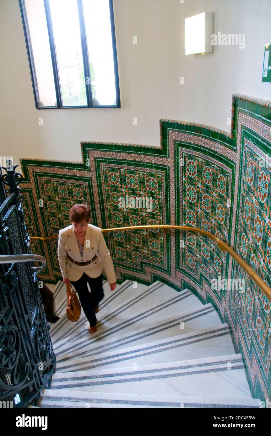 Femme marchant à l'étage, escalier dans le palais de Cibeles. Madrid, Espagne. Banque D'Images