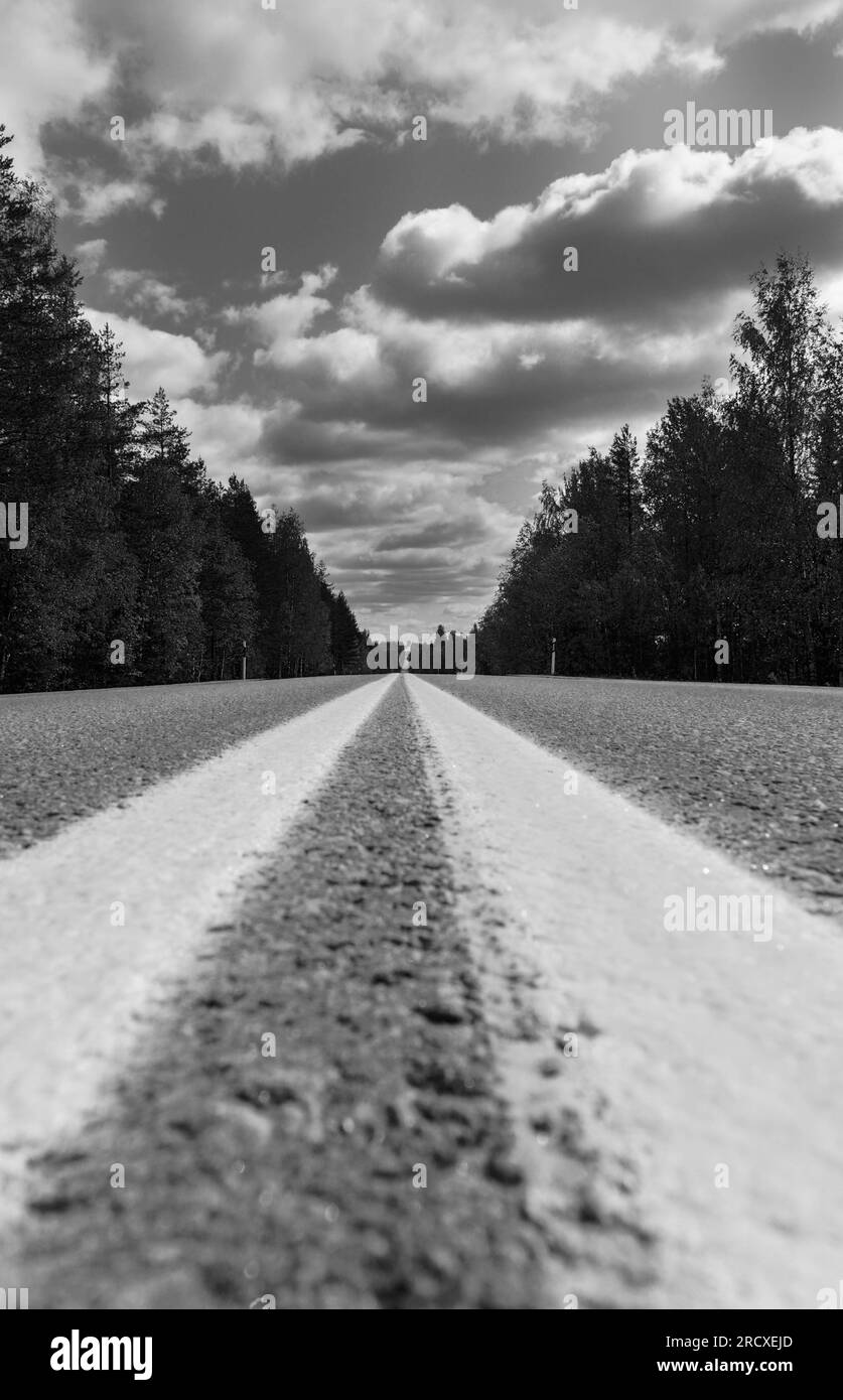 Doubles lignes blanches le long de l'autoroute 912 dans la région de Lentiirantie en Finlande Fi. Juin 2023 Banque D'Images
