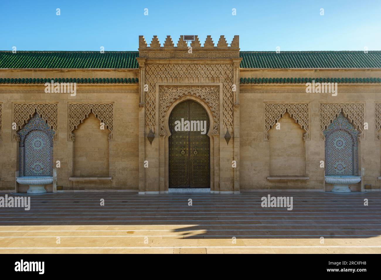 Maroc. Rabat. Une partie de la façade du Mausolée de Mohammed V sur l'esplanade de Yacoub al-Mansour Banque D'Images