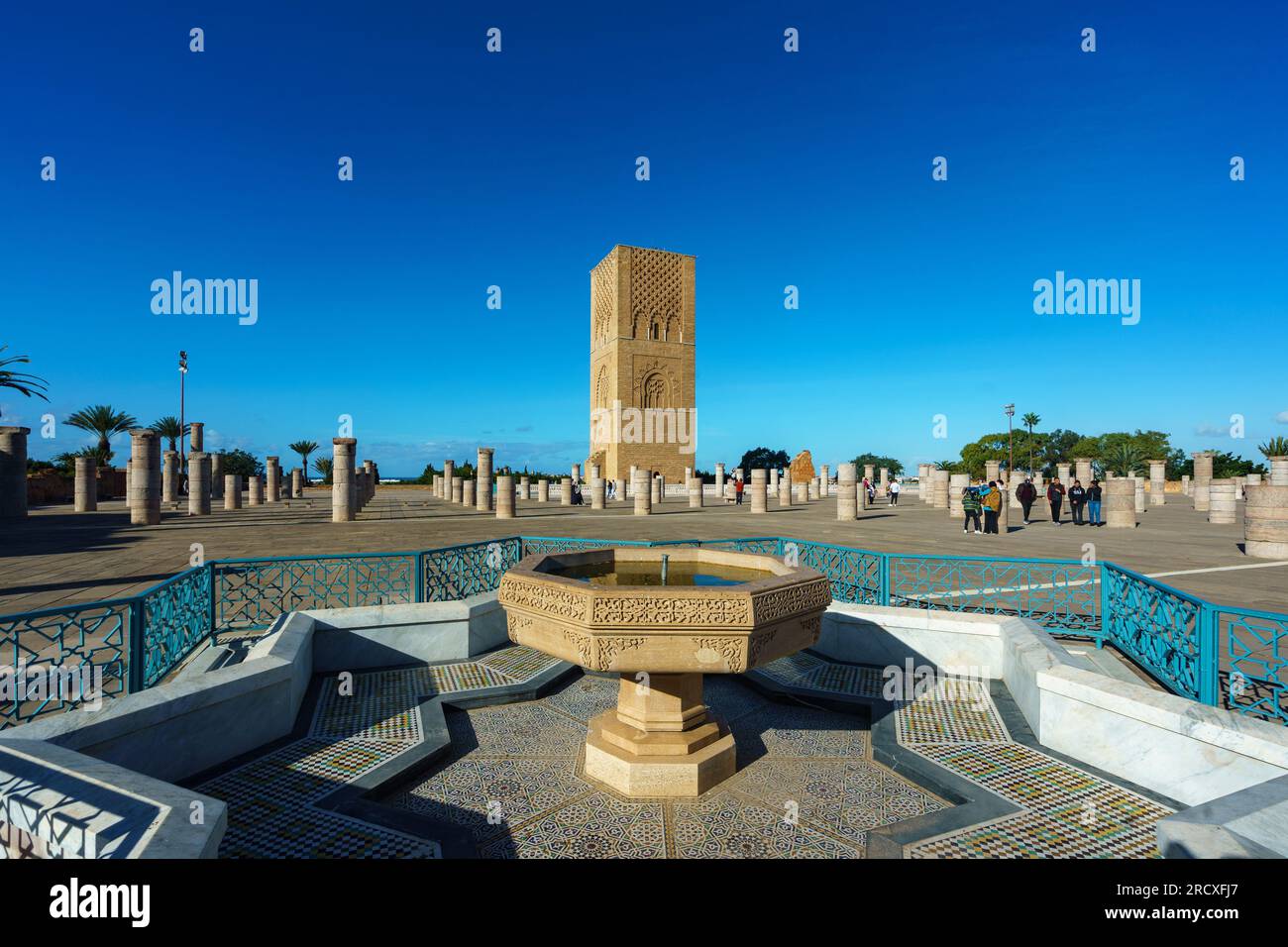 Maroc. Rabat. La magnifique Tour Hassan et la fontaine sur l'esplanade de Yacoub al-Mansour. La tour est le minaret incomplet de grès rouge de Banque D'Images