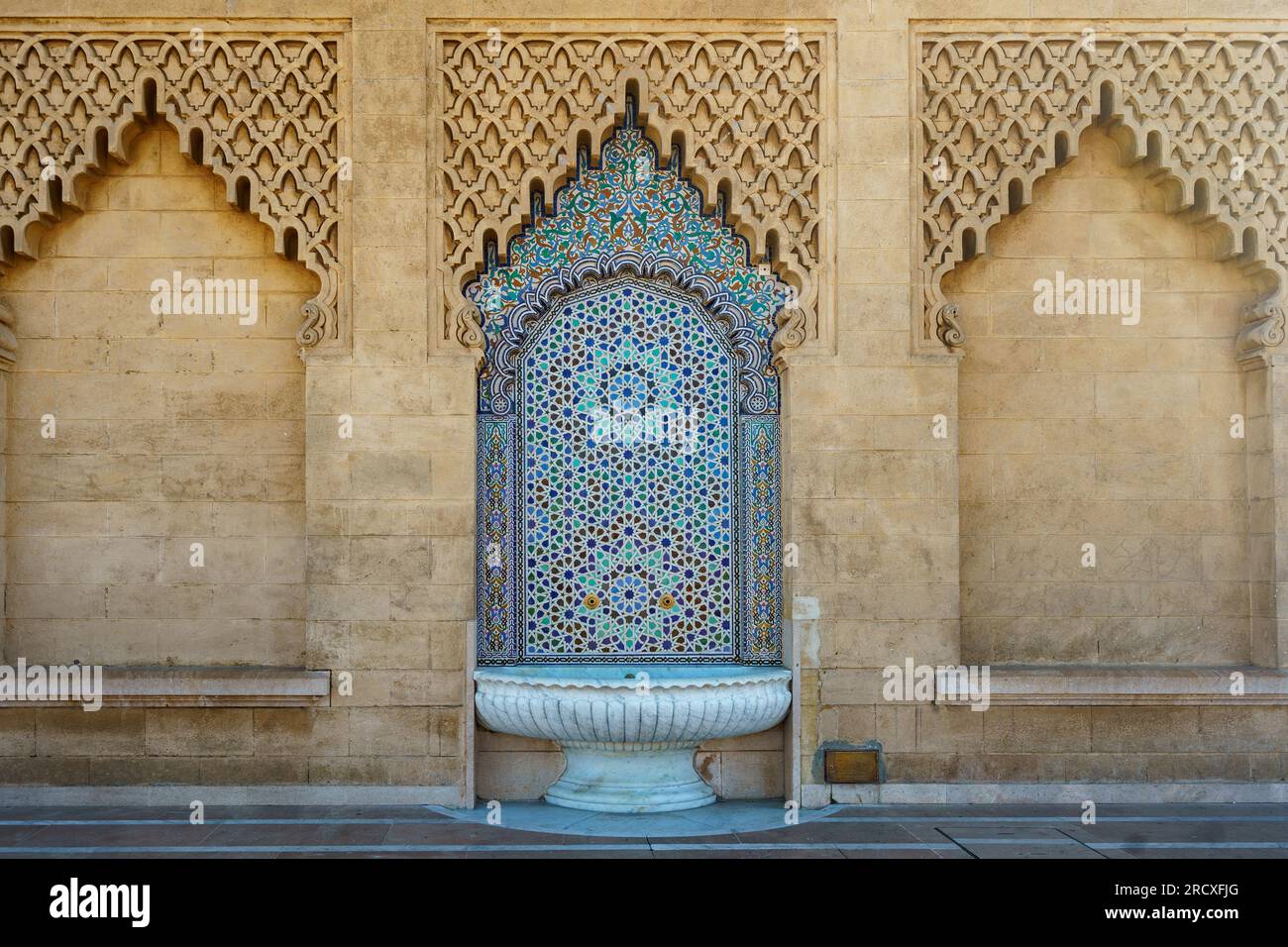 Maroc. Rabat. Une partie de la façade avec une fontaine carrelée d'eau du Mausolée de Mohammed V sur l'esplanade de Yacoub al-Mansour Banque D'Images