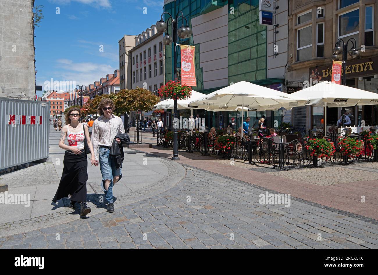 Jeune couple branché, marchant à Wroclaw Banque D'Images