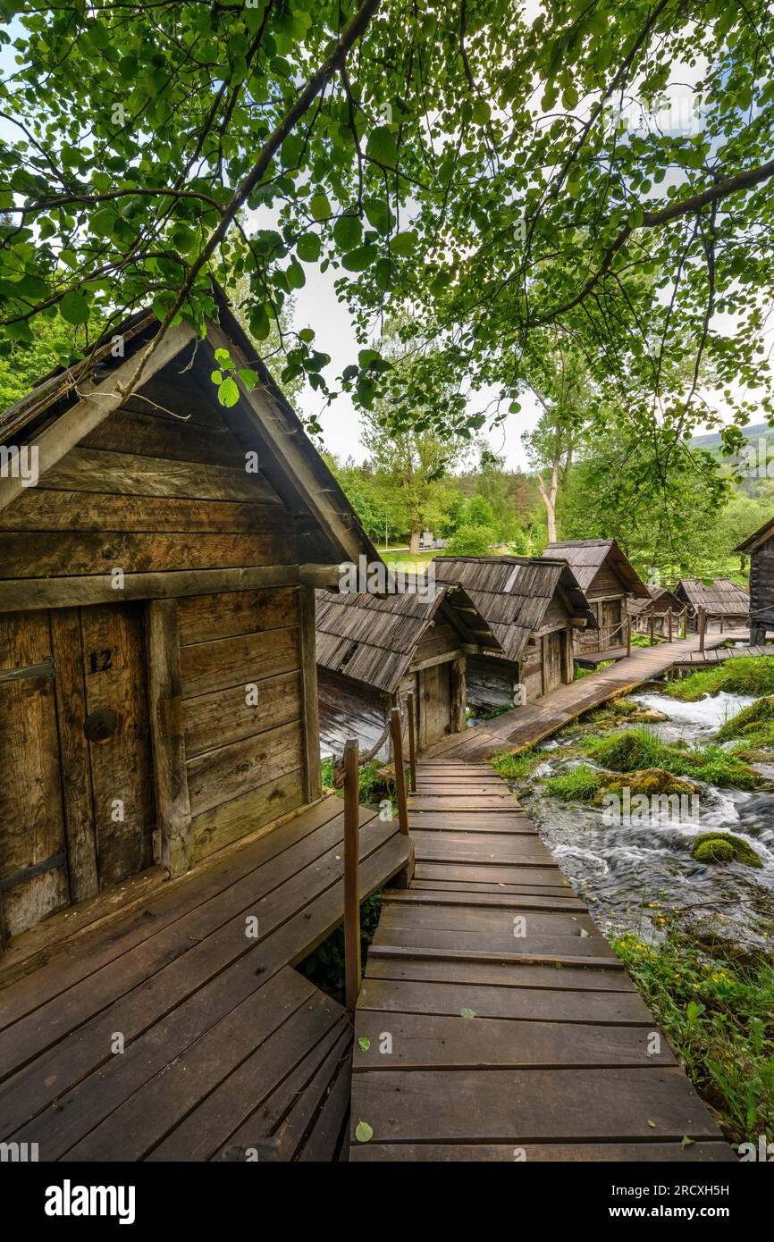 Vieux moulins à eau en bois à Pliva Park sur le bord du lac Pliva près de Jajce en Bosnie-Herzégovine centrale, péninsule balkanique, Europe de l'est. Banque D'Images