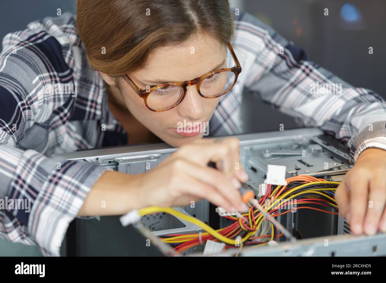 Jeune femme en composant pc fix service centre Photo Stock - Alamy