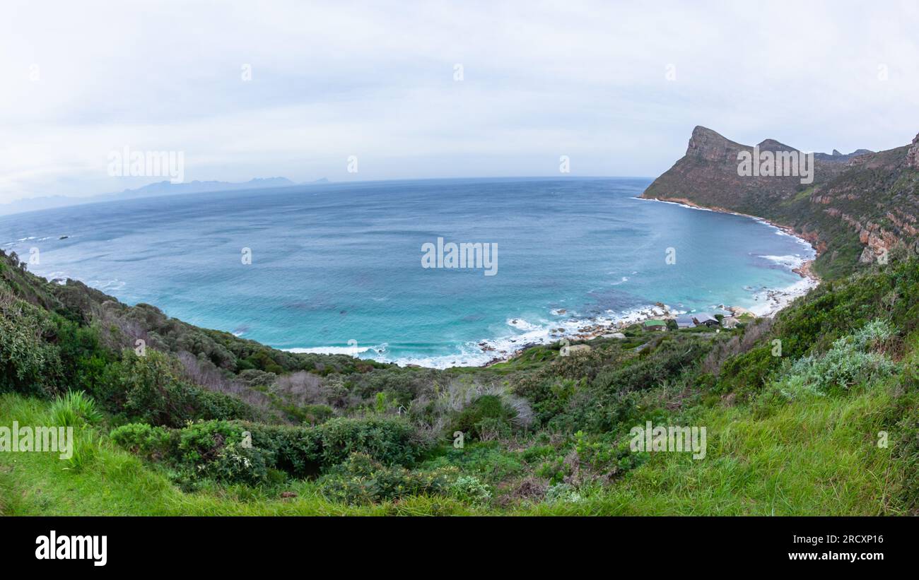 Cape point Reserve surplombant False Bay Atlantique Océan Indien Headland Bay un paysage pittoresque. Banque D'Images